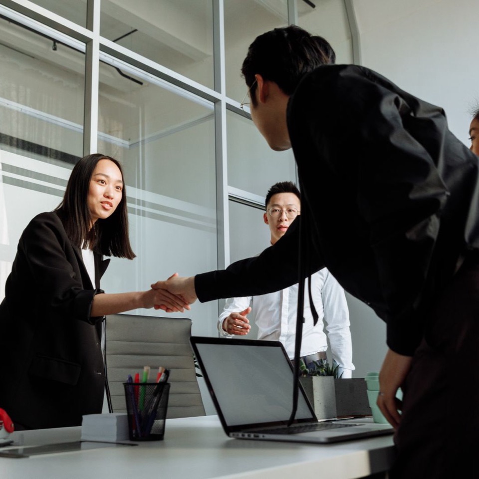 Business analisten in overleg tijdens een wervingsgesprek