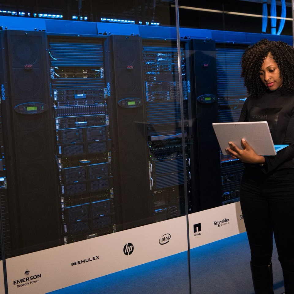 DevOps Architect opdrachten: IT-specialist met een laptop in een serverruimte – UbuntuJobs