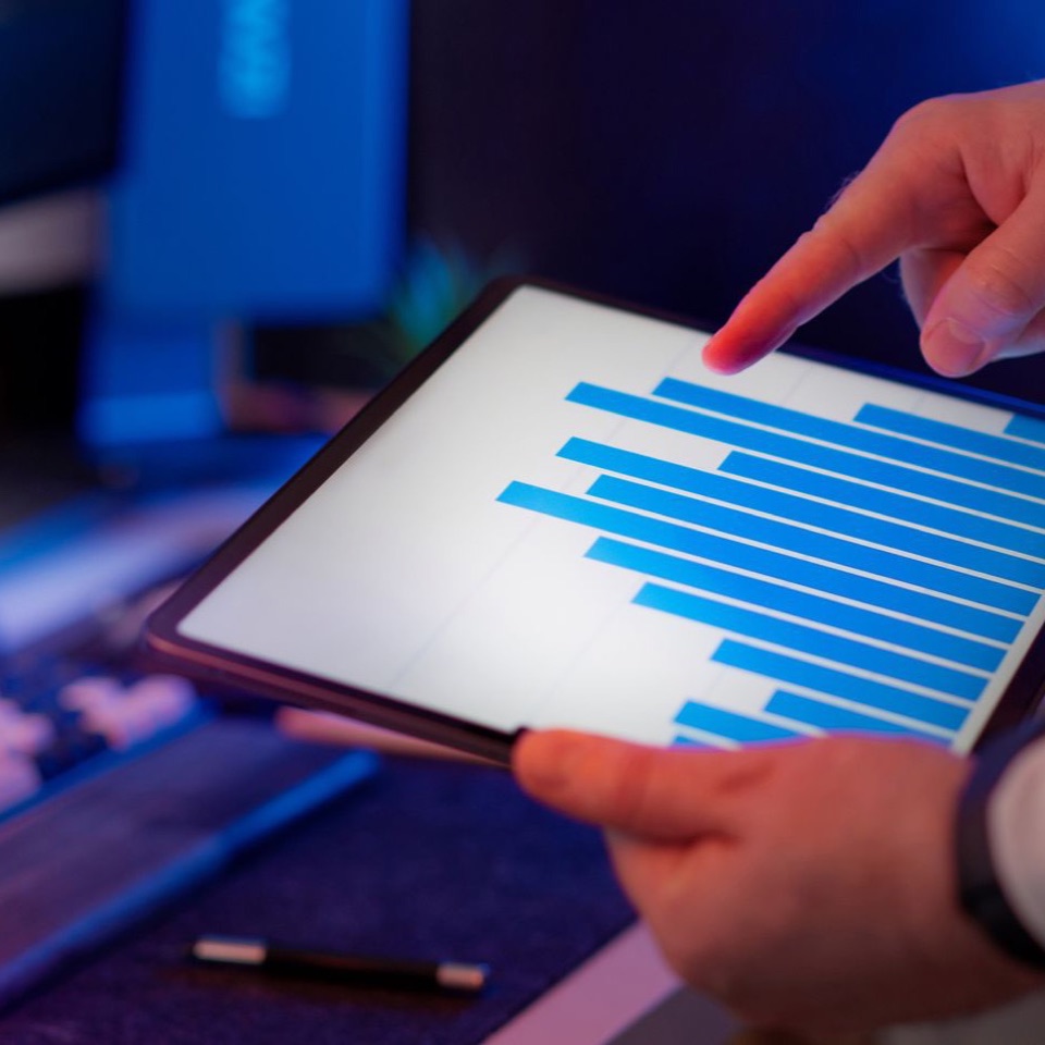 Opdrachtgever die kandidaten analyseert op een tablet