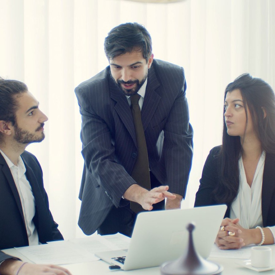 Consultants in overleg tijdens een intakegesprek