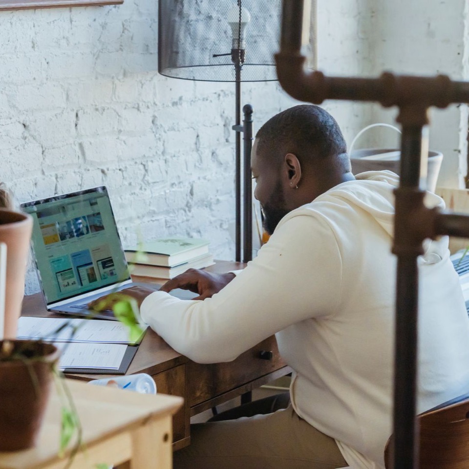 IT-professional die geconcentreerd achter een laptop werkt
