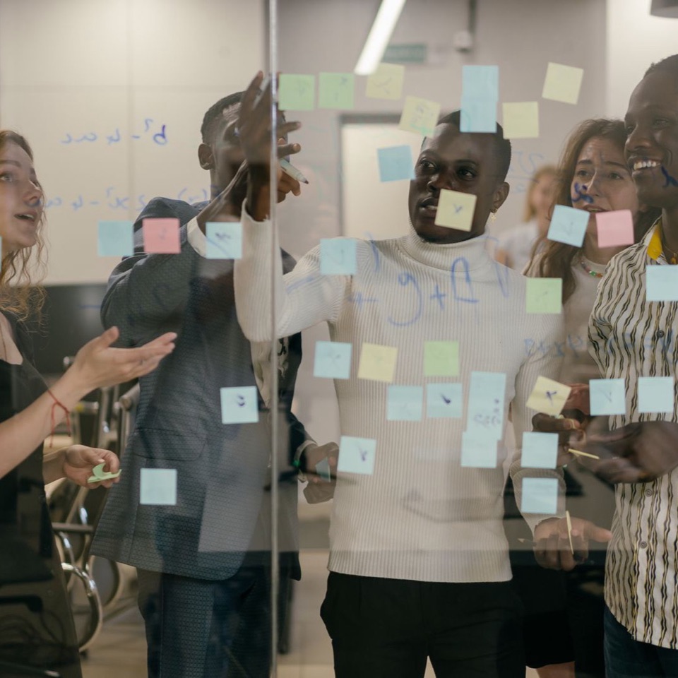 Projectteam dat afweegt tussen zzp en vast personeel tijdens een brainstorm